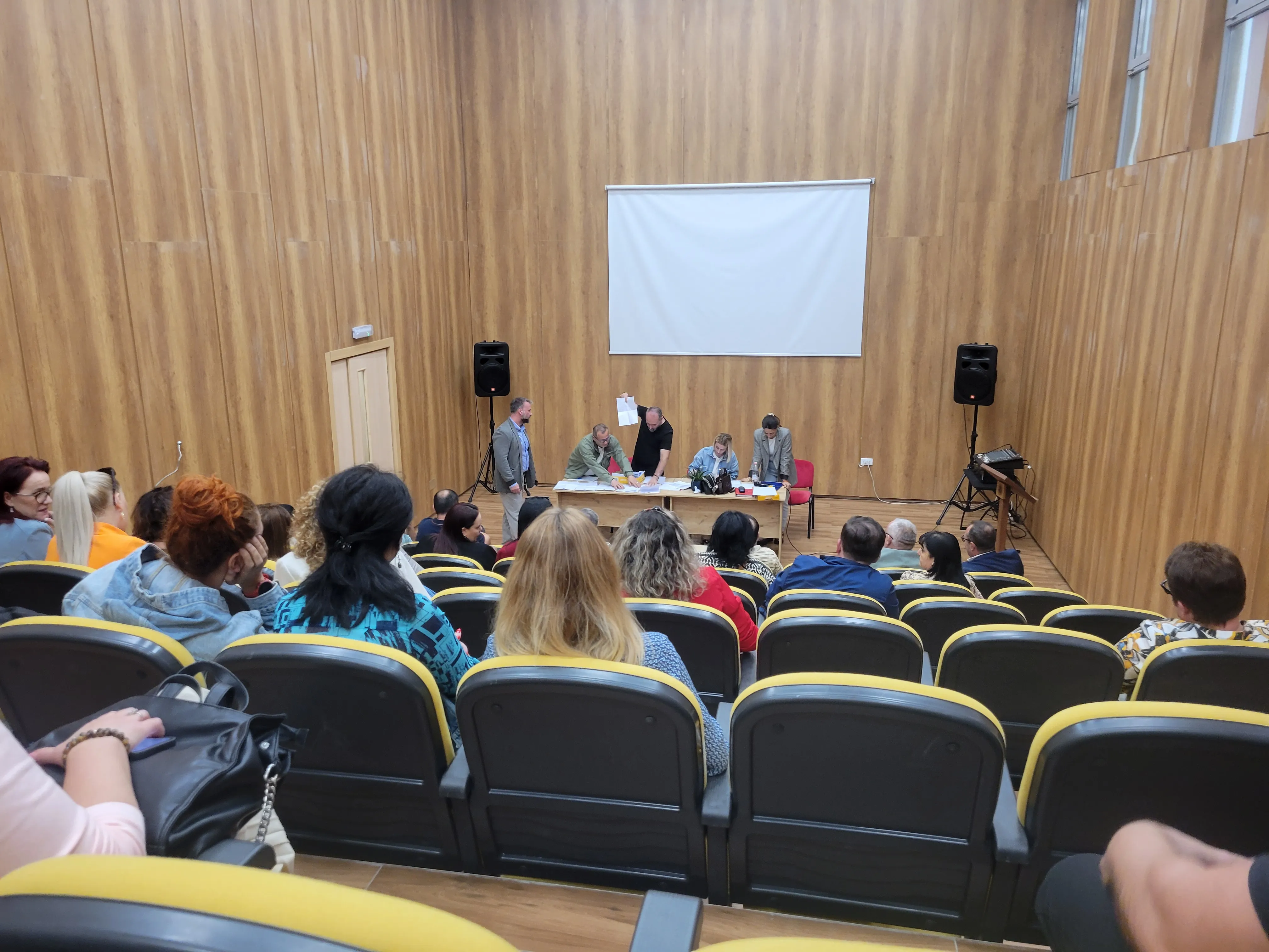 Diskutim gjatë mbledhjes së parë të Këshillit të Prindërve