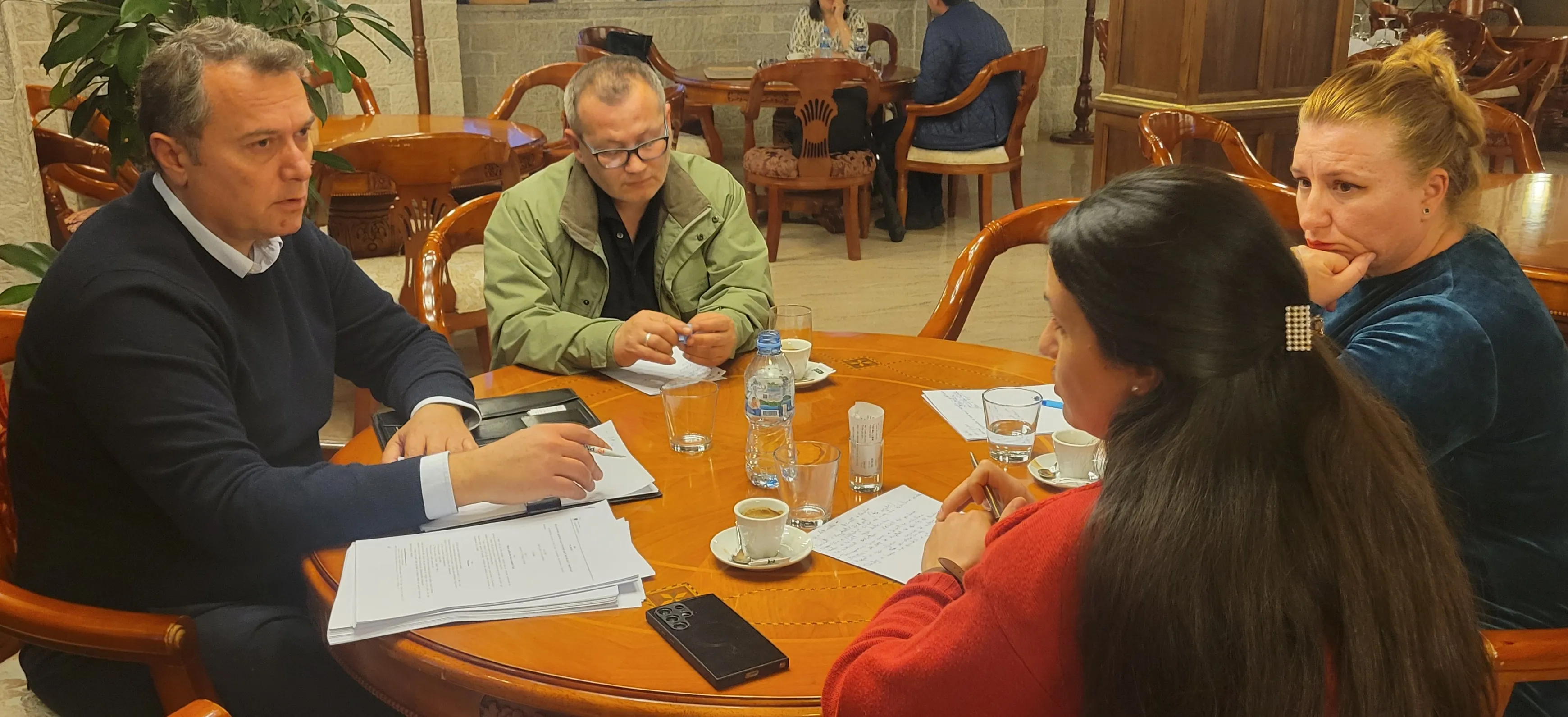 Pjesëmarrës në takimin e komitetit të punës