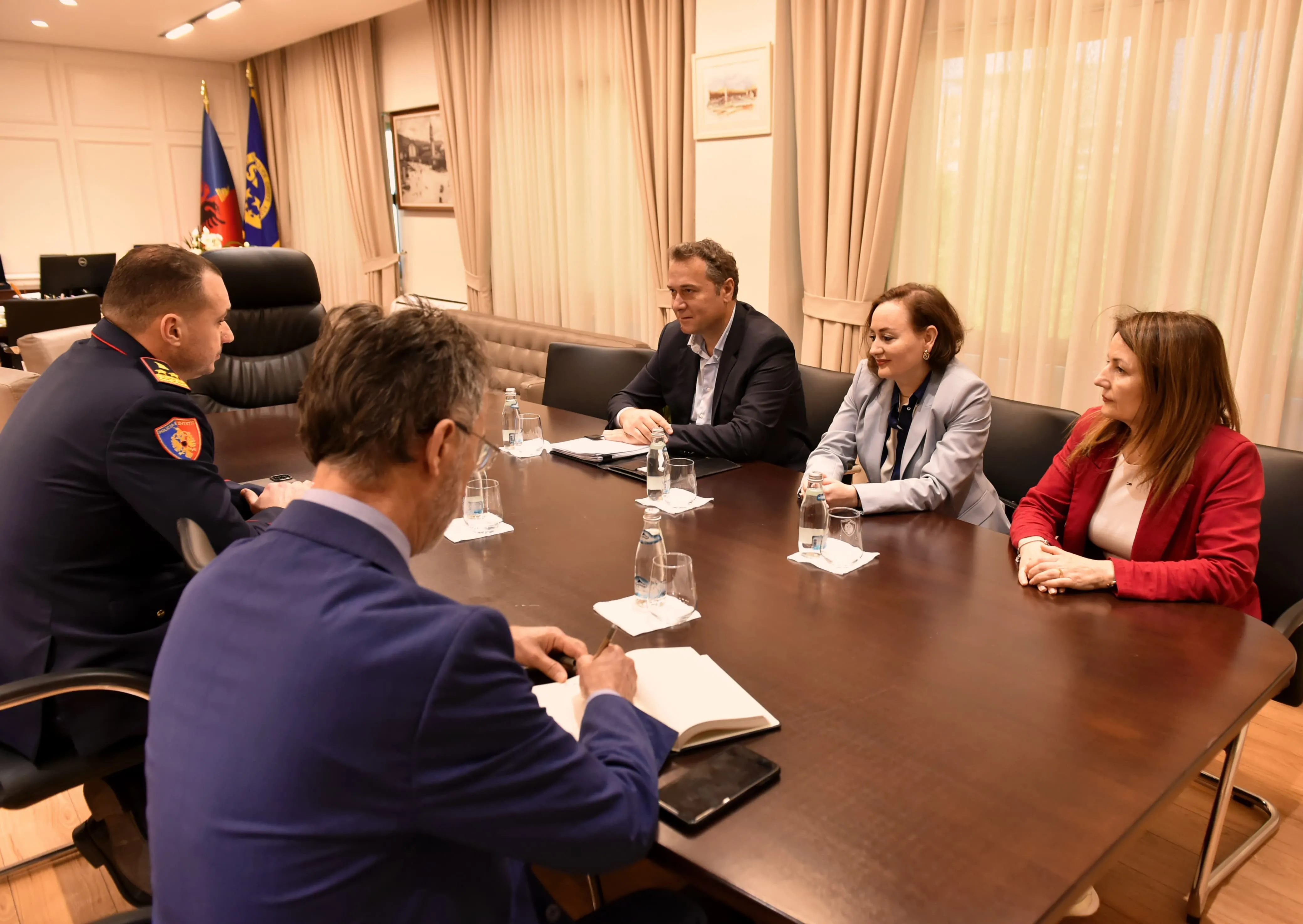 Takim pune me përfaqësues institucionalë